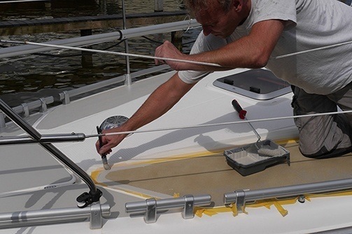 antislipverf op een boot schilderen